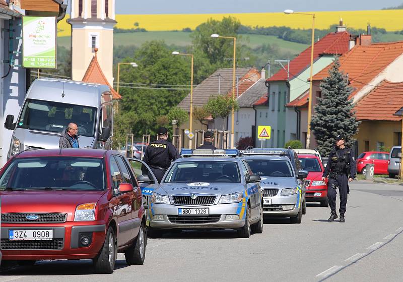 Pátrání po nezvěstném tříletém Ivanovi v obci Podolí