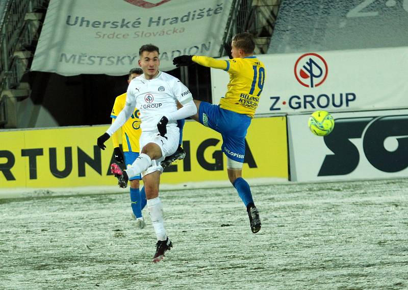 Fotbalisté Slovácka (v bílých dresech) hostili v předehrávce 19. kola FORTUNA:LIGY Teplice. Páteční duel poznamenalo vydatné sněžení.