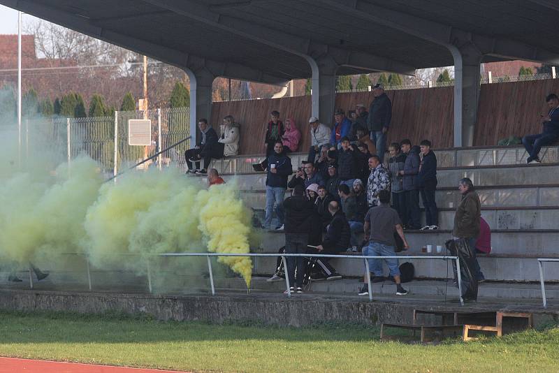 Fotbalisté Vlčnova (bílé dresy) zakončili podzimní část sezony domácí porážkou 0:4 s Topolnou.