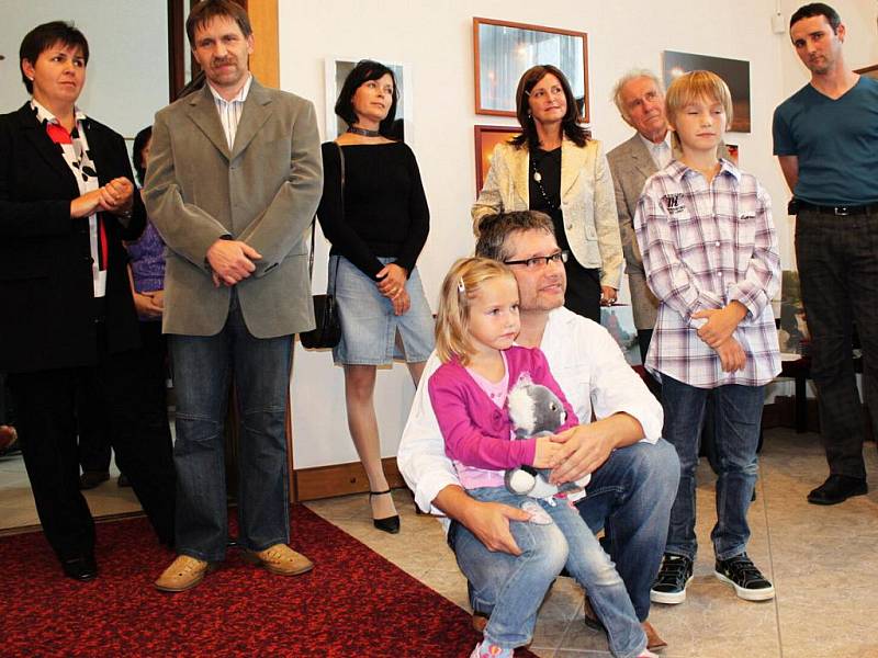 Autor fotografií Radek Frýsa s dcerou Stelou a synem Šimonem při slavnostním zahájení výstavy.