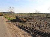 v Hluku na pozemcích Martina Juřeníka, kde probíhalo navyšování nivelity půdy, se začaly objevovat černé skládky stavební suti.