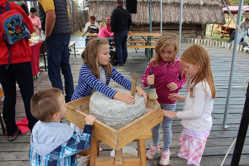 Ve skanzenu si přišli na své milovníci včelích produktů a ze smetany stloukaného másla.