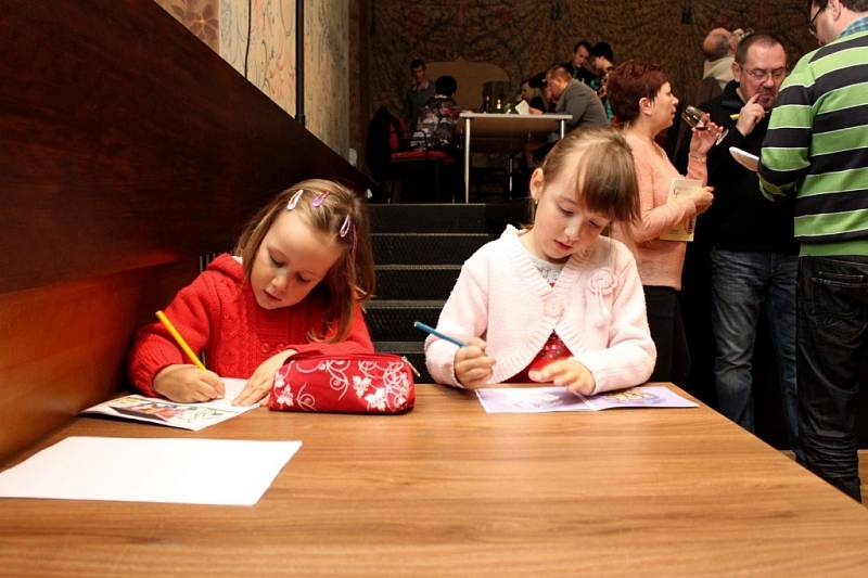 MEŠNÍ I KOŠER. Ve Slovanské sále Stojanova gymnázia ve Velehradě mohli v sobotu vínomilci a fajnšmekři ochutnat vína z různých zemí světa, ale i od vinařů ze Slovácka. 