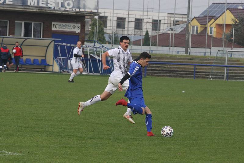 Fotbalisté Kunovic (modré dresy) v 11. kole krajské I. A třídy skupiny B i bez omluveného trenéra Chaloupky zdolali Těšnovice 2:1.