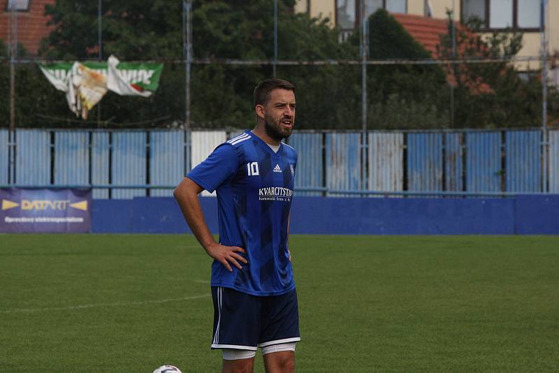 Fotbalisté Kunovic (žluté dresy) v 5. kole krajské I. A třídy skupiny B podlehli favorizovaným Zborovicím 1:2.