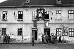Výzdoba radnice v Kunovicích. Před vchodem členové obranného zastupitelstva včetně starosty - pan Mléčka - sobota 28. 4. 1945 kolem 9. hodiny.