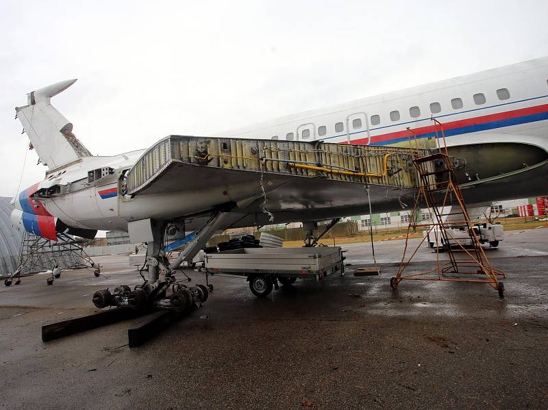 Restaurování letadla TU-154 M v leteckém muzeu v Kunovicích.