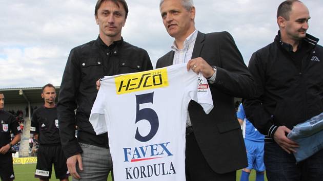 Před utkáním Slovácka s Baníkem Ostrava se s profesionální kariérou rozloučil Michal Kordula (vlevo). Památeční dres mu předal ředitel klubu Vladimír Krejčí. 