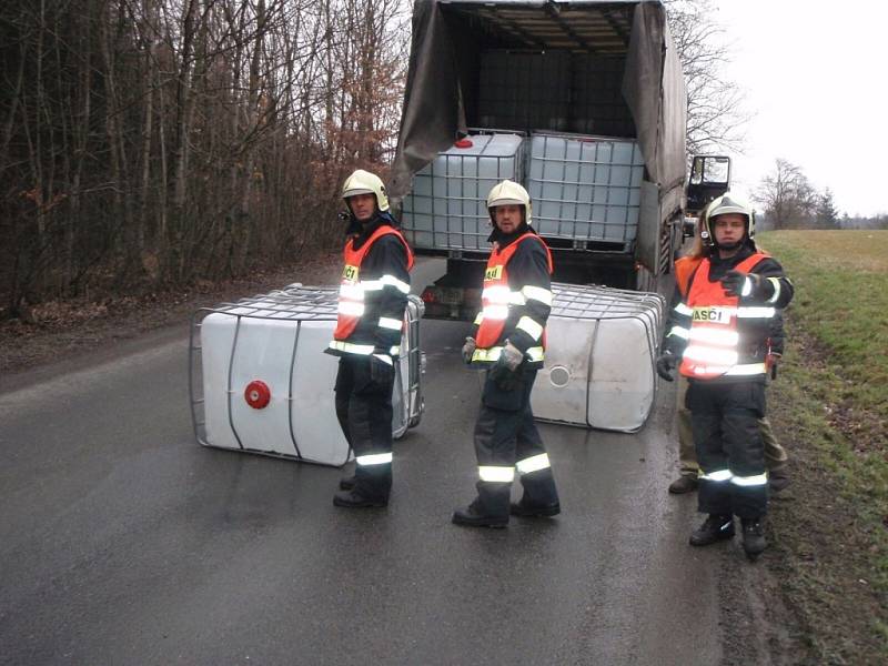 Hasiči s pomocí nastavovacího žebříku a popruhů zajistili náklad proti dalšímu sesunutí nebo jeho poškození.