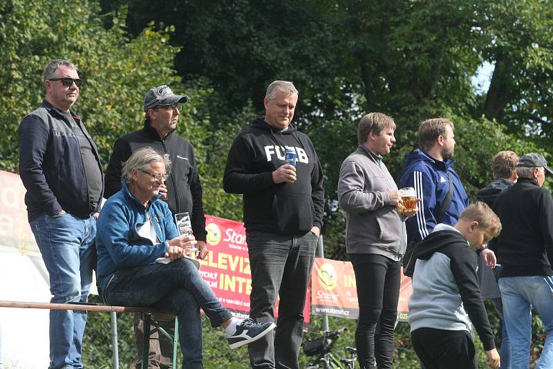 Fotbalisté Osvětiman (tmavé dresy) ve šlágru 8. kola I. A třídy skupiny B zdolali Hluk 3:2.