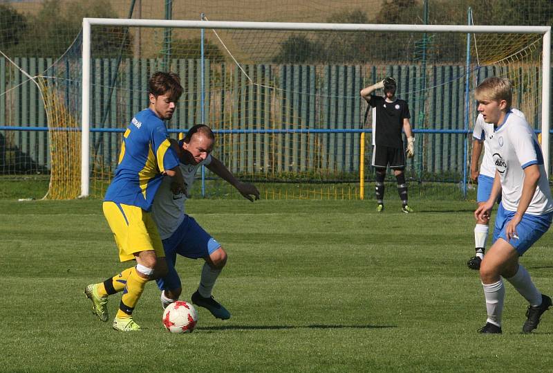 Fotbalisté Slavkova (modré dresy) v 7. kole I.B třídy přehráli oslabený Tlumačov 3:0.
