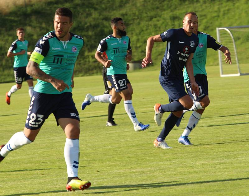 Fotbalisté Slovácka (modré dresy) v předposledním přípravném zápase podlehli na hřišti Strání slovenské Senici 1:2.