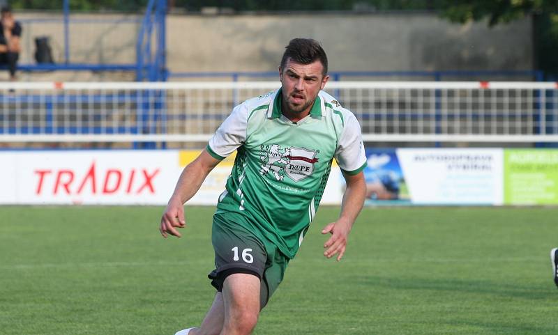 Fotbalisté Slovácka B (v modrých dresech) porazili v posledním přípravném zápase před krátkou pauzou divizní Bzenec 3:2.