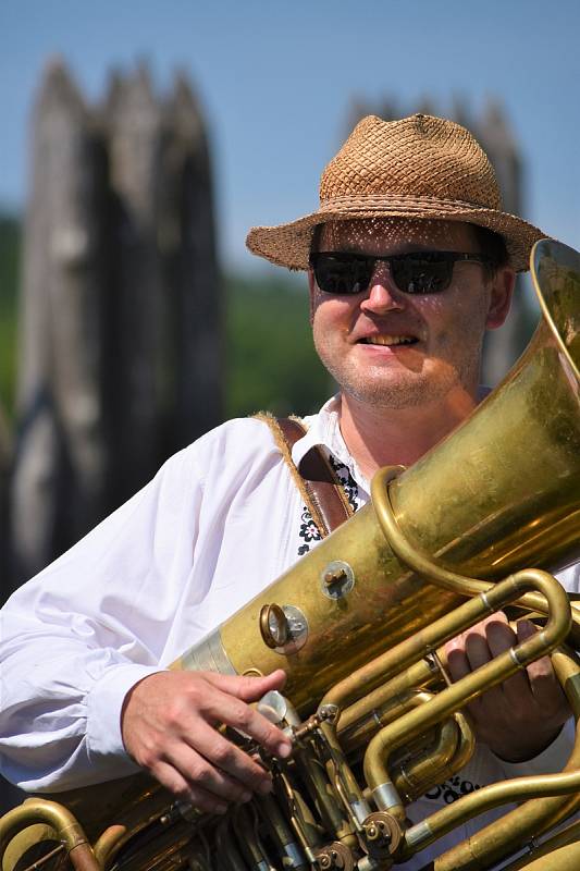 Velmi netradiční akci plnou muziky a zpěvu uspořádali v neděli 20. června členové Folklorního studia Buchlovice. Do osmi obcí regionu totiž vypravili speciální vlakovou soupravu