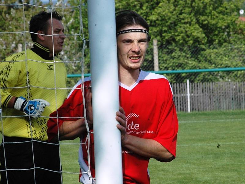 V derby mezi Kudlovicemi a Jalubím se z vítěztsví 3:1 radovali domácí fotbalisté (v zeleném), přestože už od 6. minuty prohrávali.