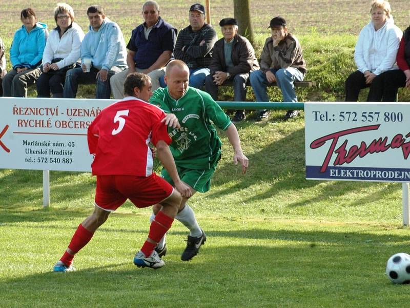 V derby mezi Kudlovicemi a Jalubím se z vítěztsví 3:1 radovali domácí fotbalisté (v zeleném), přestože už od 6. minuty prohrávali.