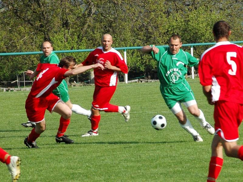 V derby mezi Kudlovicemi a Jalubím se z vítěztsví 3:1 radovali domácí fotbalisté (v zeleném), přestože už od 6. minuty prohrávali.