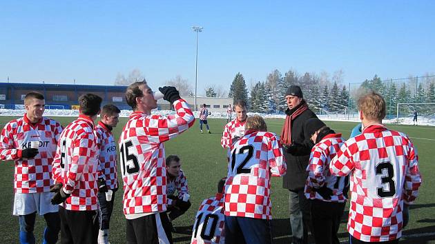 Fotbalisté Uherského Brodu porazili v přípavě Kroměříž 2:1. na snímku trenér Lubomír Blaha dohlíží na pitný režim svých svěřenců.