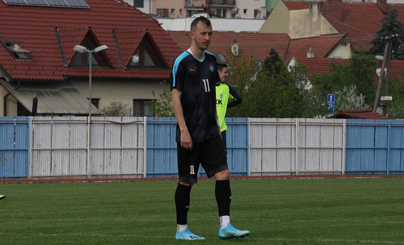 Fotbalisté Hluku (fosforové dresy) ve šlágru 21. kola krajské I. A třídy skupiny B remizovali s Osvětimany 3:3.