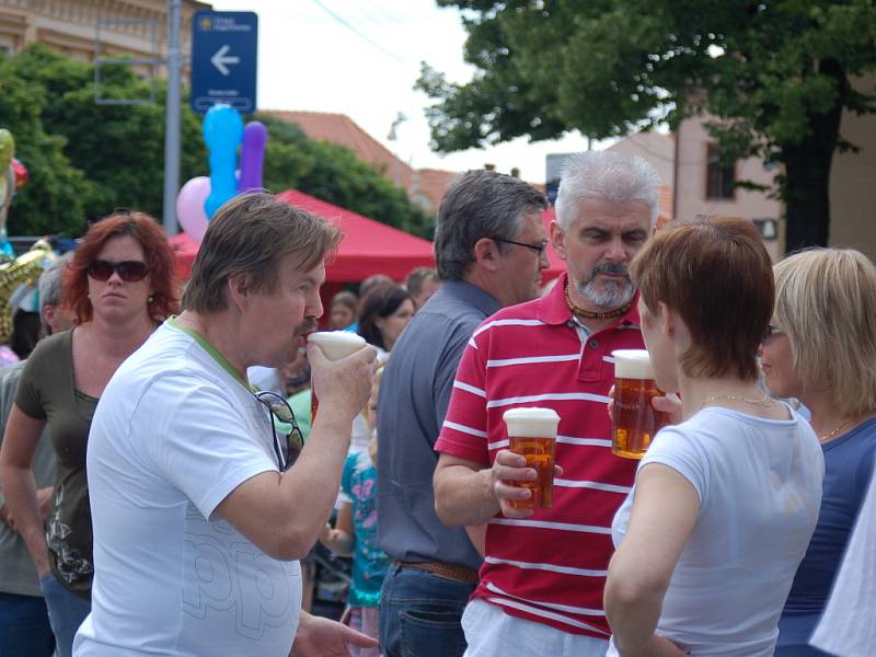 Na jarmarku se jedlo, pilo, hodovalo.