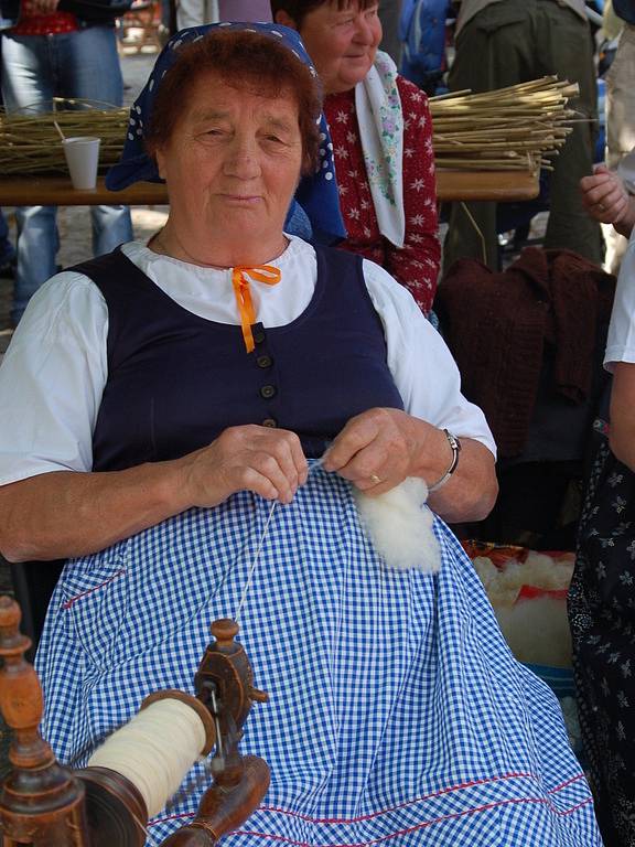 Na uherskobrodském Masarykově náměstí bylo k vidění česání i spřádání lnu. Zájemci si tuto práci mohli vyzkoušet.