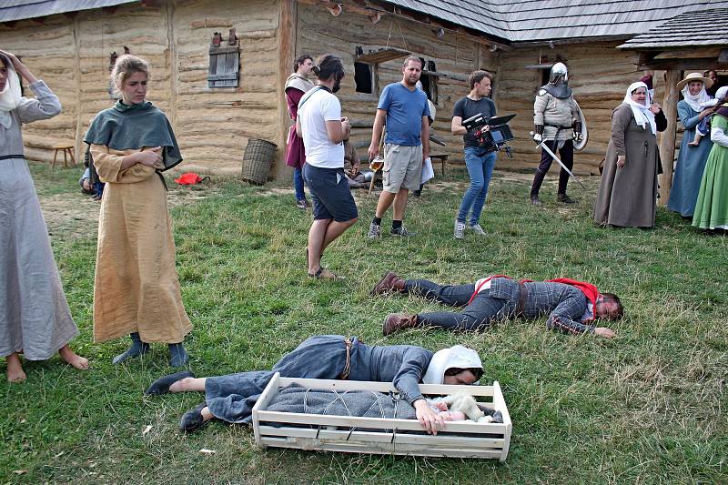 V Archeoskanzenu na se v úterý a ve středu natáčel historický film s baladickými rysy scénáristů a režisérů Milana Cyroně a Tomáše Uhra.