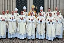 Pět mladých mužů přijalo v sobotu 26. června 2021 dopoledne v katedrále sv. Václava kněžské svěcení z rukou arcibiskupa Jana Graubnera pro službu v olomoucké arcidiecézi.