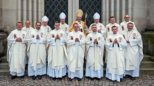 Pět mladých mužů přijalo v sobotu 26. června 2021 dopoledne v katedrále sv. Václava kněžské svěcení z rukou arcibiskupa Jana Graubnera pro službu v olomoucké arcidiecézi.