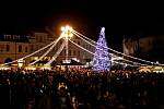 VÁNOČNÍ HRADIŠTĚ. Na Masarykově náměstí v Uherském Hradišti byl v sobotu nejenom mikulášský rej, ale i slavnostně rozsvícen a pokřtěn vánoční strom. Tisíce lidí se dočkaly toužebně očekávaného překvapení.