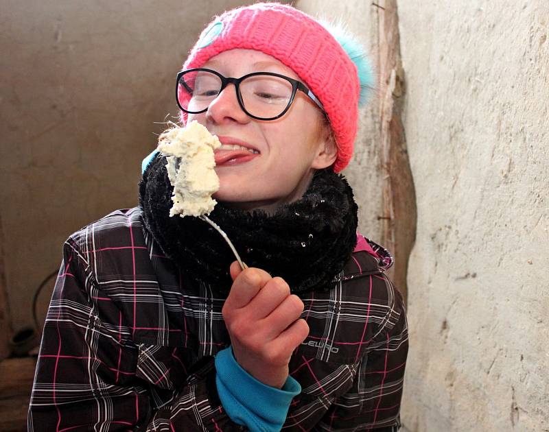 V CHÝŠÍCH SLOVANŮ. Suroviny k zimnímu kuchtění si skauti přinesli z domova. Co si z nich připravili, to si také snědli.