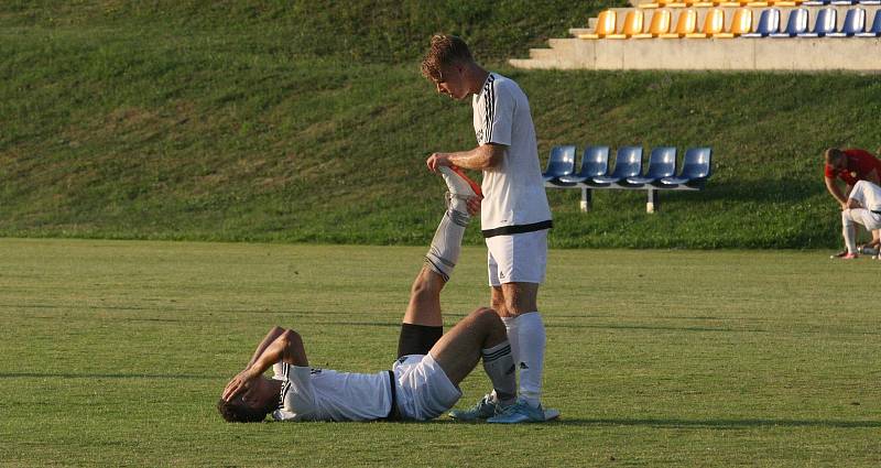 Fotbalisté divizního Strání (žluté barvy) v pátečním přípravném zápase deklasovali Boršice 8:0.