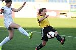 Fotbalistky Slovácka (v bílých dresech) na Městském stadionu Miroslava Valenty zdolaly Horní Heršpice 2:1.