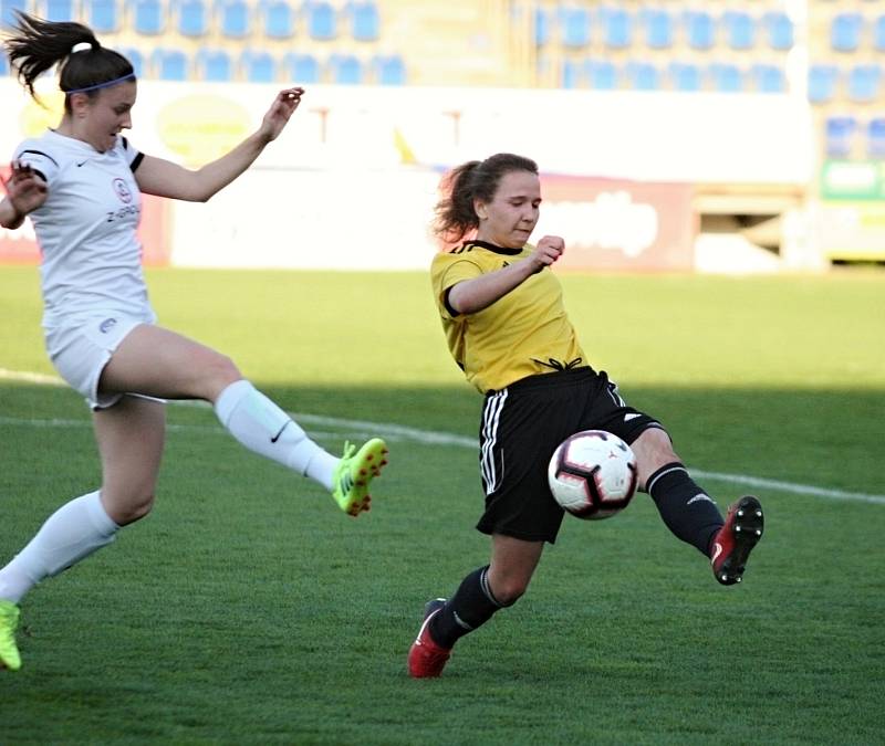 Fotbalistky Slovácka (v bílých dresech) na Městském stadionu Miroslava Valenty zdolaly Horní Heršpice 2:1.