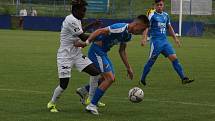 Fotbalisté Slovácka B (bílé dresy) v páteční předehrávce 32. kola MSFL remizovali na hřišti v Kunovicích s juniorkou Ostravy 2:2.