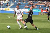 Fotbalisté Slovácka (bílé dresy) vstoupili do nové sezony FORTUNA:LIGY domácím zápasem s Českými Budějovicemi.