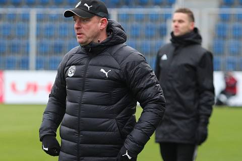Trenér fotbalistů Slovácka Martin Svědík při zápase s Olomoucí. 