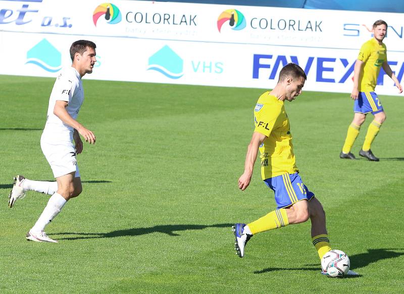 Fotbalisté Slovácka (bílé dresy) zakončili ligovou sezonu v derby se sousedním Zlínem.