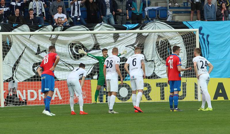 Fotbalisté Slovácka (v bílých dresech) proti Plzni