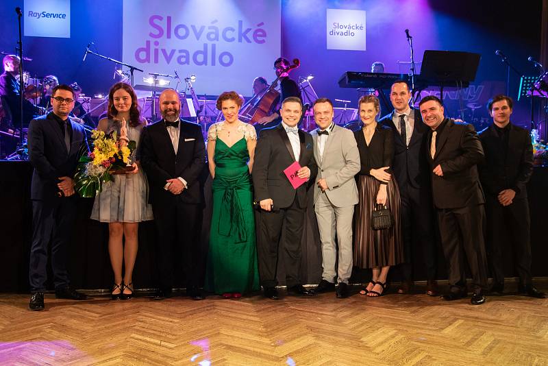 Ples Slováckého divadla a RayService v uherskohradišťském Klubu kultury nabídl doprovodný program v podání divadelních herců, Prestige Symphony Orchestra i cimbálové muziky Cifra. Jedním z vrcholů akce bylo Vyhlášení  vítězů ankety Slovácký Oskar, Ceny ko