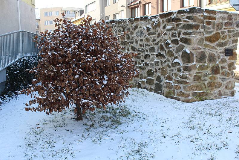 Uherské Hradiště zasněžené. Hradby pokryté ledem na ulici Dlouhá.