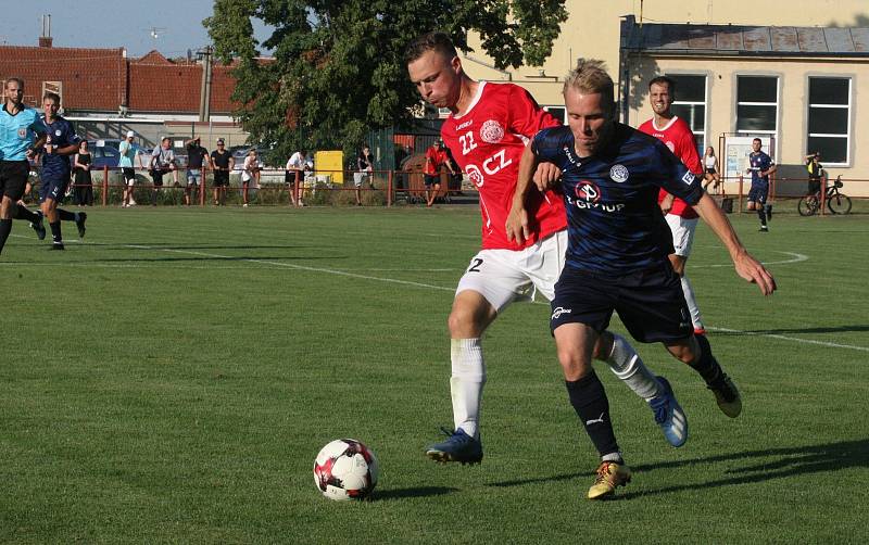 Fotbalisté Uherského Brodu (červené dresy) v prvním kole MSFL remizovali s béčkem Slovácka 3:3.