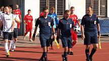 Fotbalisté Uherského Brodu (v červených dresech) proti Hodonínu