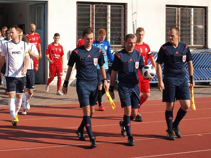 Fotbalisté Uherského Brodu (v červených dresech) proti Hodonínu