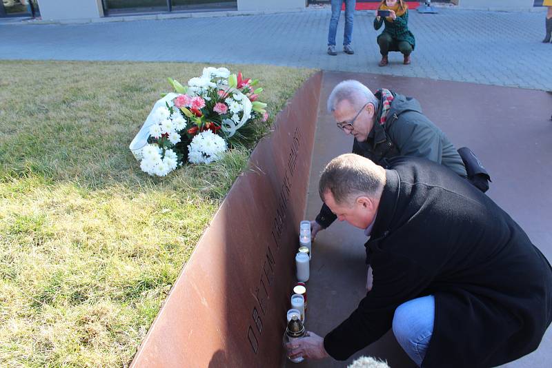 Desítky příchozích v Uherském Brodě věnovaly v pondělí 24. února po poledni tichou pietní vzpomínku na osm zastřelených lidí před pěti lety v tamní restauraci Družba, kdy tam sedm mužů a jedna žena zemřeli rukou šíleného vraha Zdeňka Kováře.