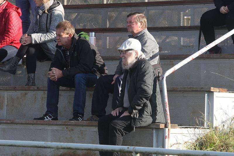 Fotbalisté Vlčnova (bílé dresy) zakončili podzimní část sezony domácí porážkou 0:4 s Topolnou.