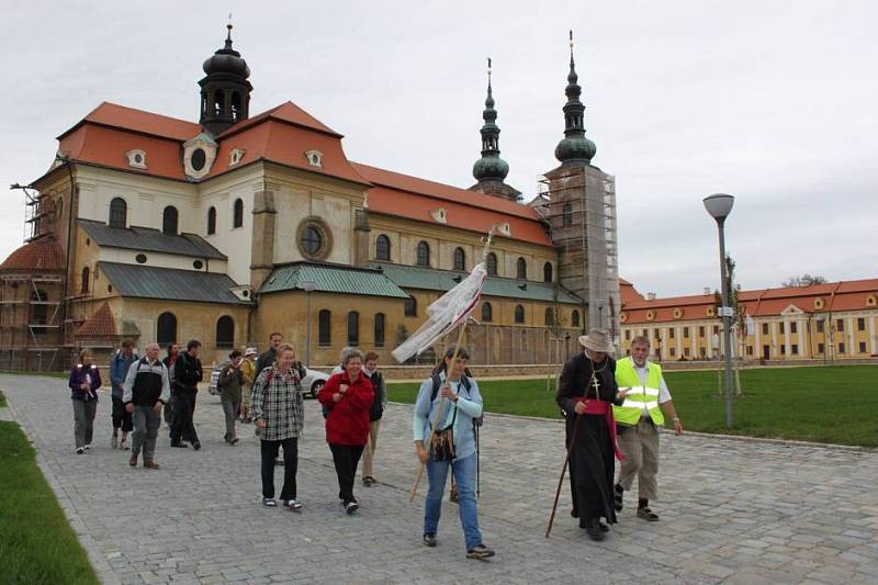 Třiadvacet poutníků mělo velehradskou baziliku za zády. Jejich cesta vedla na Sv. Hostýn.