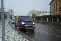Slovácko zasypal v pondělí 25. listopadu sníh. Silničáři ihned vyslali do terénu deset posypových vozidel.