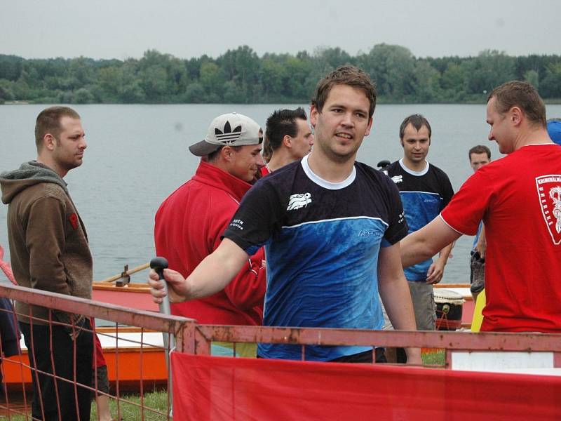 JEDÉÉÉM! Závody dračích lodí, to je pořádná „makačka“ nejen pro všech dvacet členů posádky, ale také pro kormidelníka s bubeníkem, který udává tempo pádlování