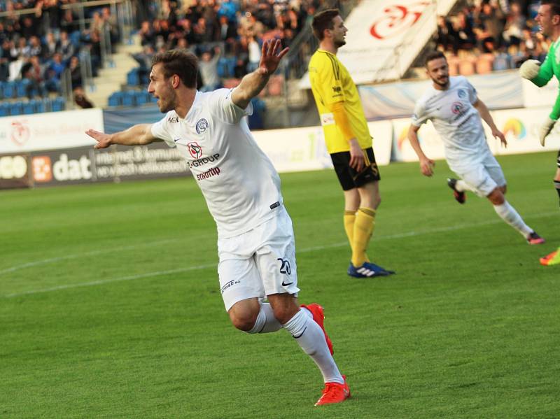 1. FC Slovácko - MFK Karviná (ve žlutém)