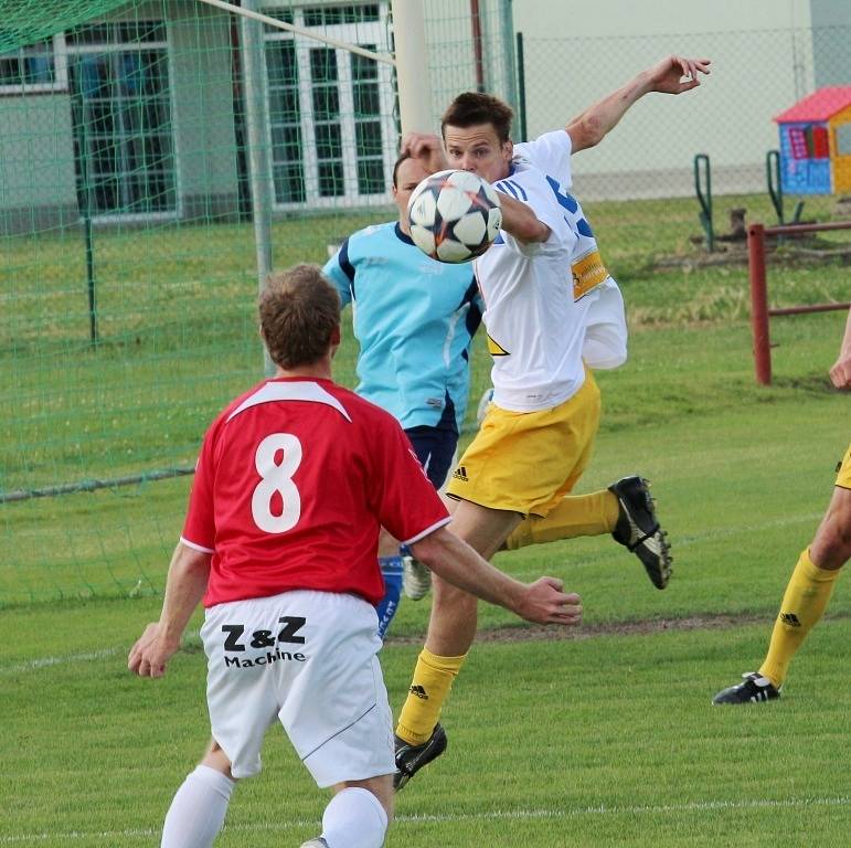 Stanislav Josefík (v červeném) se v posledním duelu s Valašským Meziříčím snaží uniknout svému strážci.